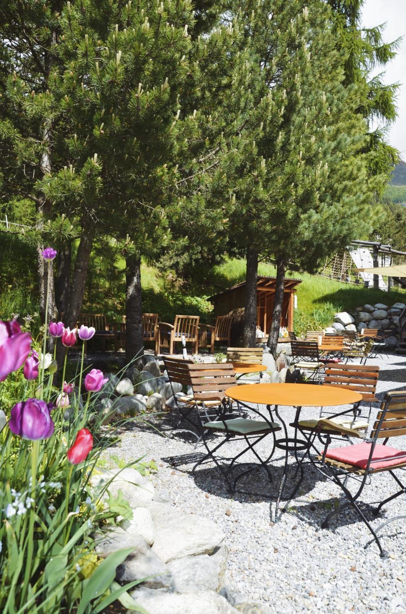 Hotel Veduta Cinuos-Chel Bagian luar foto