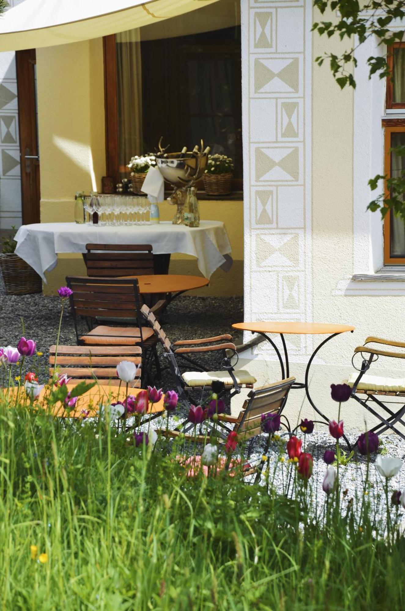 Hotel Veduta Cinuos-Chel Bagian luar foto