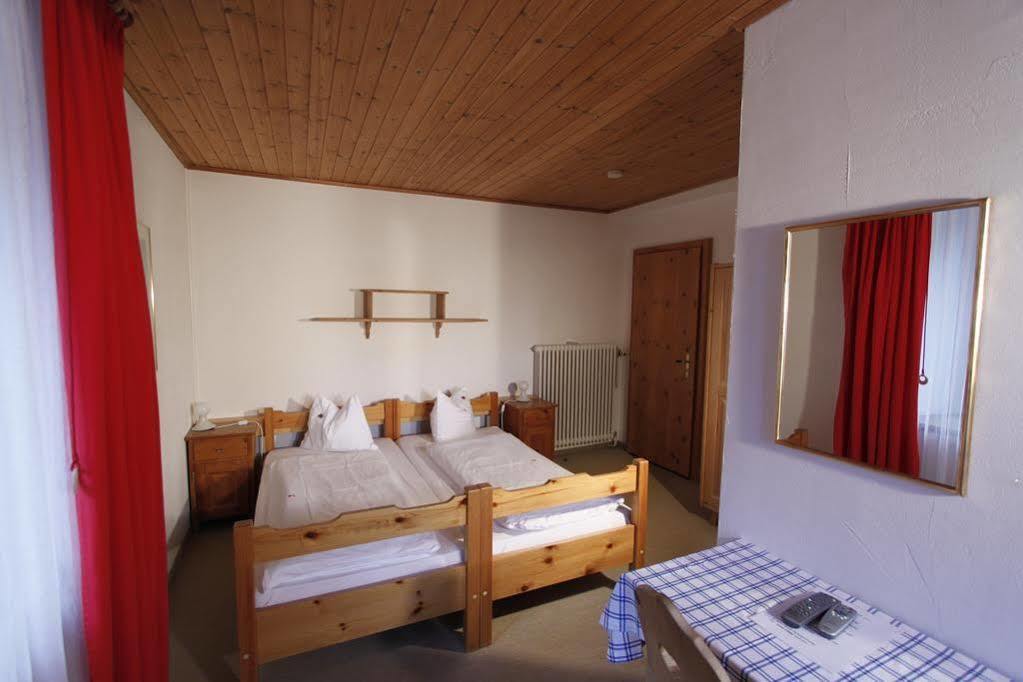Hotel Veduta Cinuos-Chel Bagian luar foto
