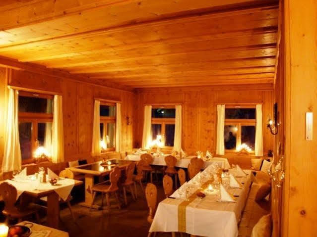 Hotel Veduta Cinuos-Chel Bagian luar foto