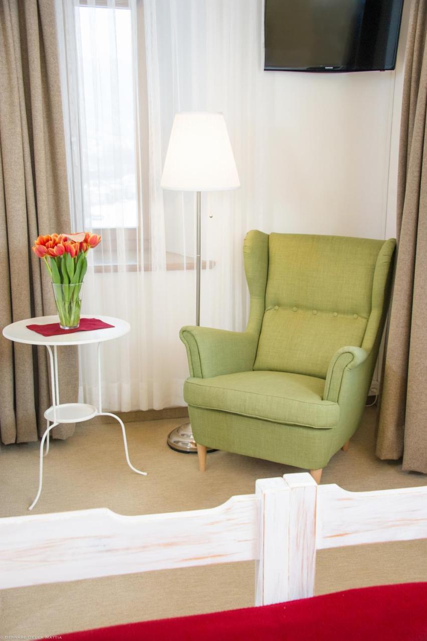 Hotel Veduta Cinuos-Chel Bagian luar foto