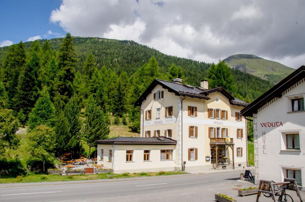 Hotel Veduta Cinuos-Chel Bagian luar foto
